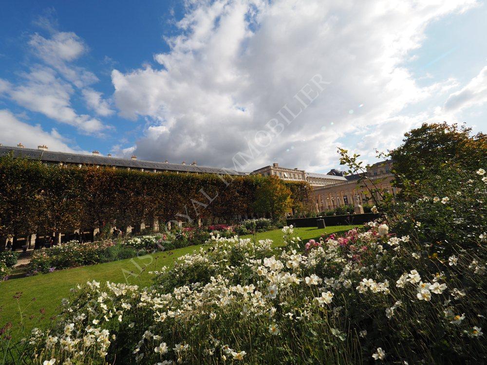 PARIS 1ER – EXCEPTIONNEL
LOCATION VIDE
SUR JARDIN DU PALAIS-ROYAL
IMMEUBLE STANDING
QUATRE PIÈCES AVEC BALCON