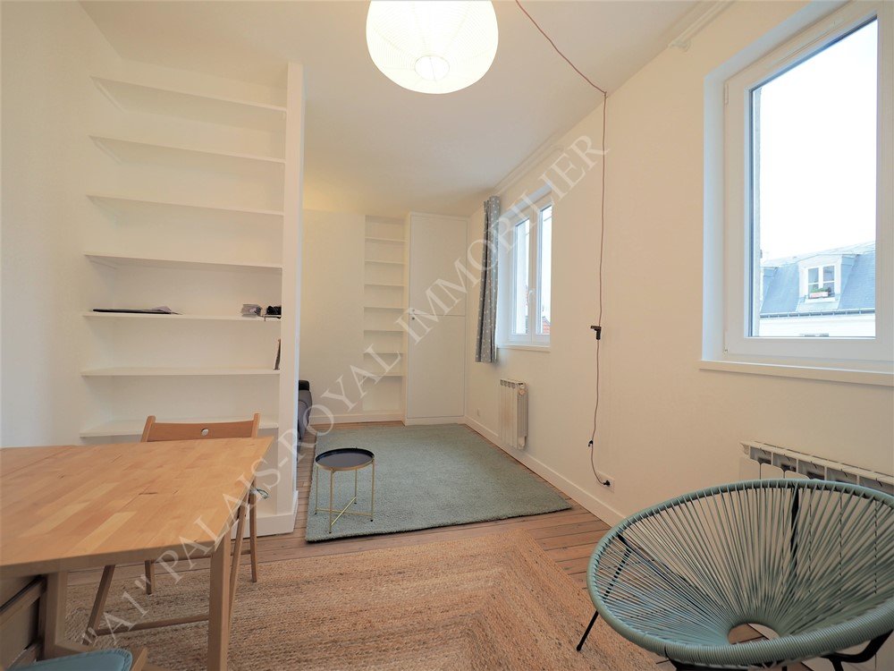 Paris 2ème  - Place des Victoires 
Studio meublé - Surface 24 m² - Parfait état 
4 fenêtres sur cour calme - Cuisine équipée 
4ème étage avec ascenseur - Bel immeuble XVIIIe siècle