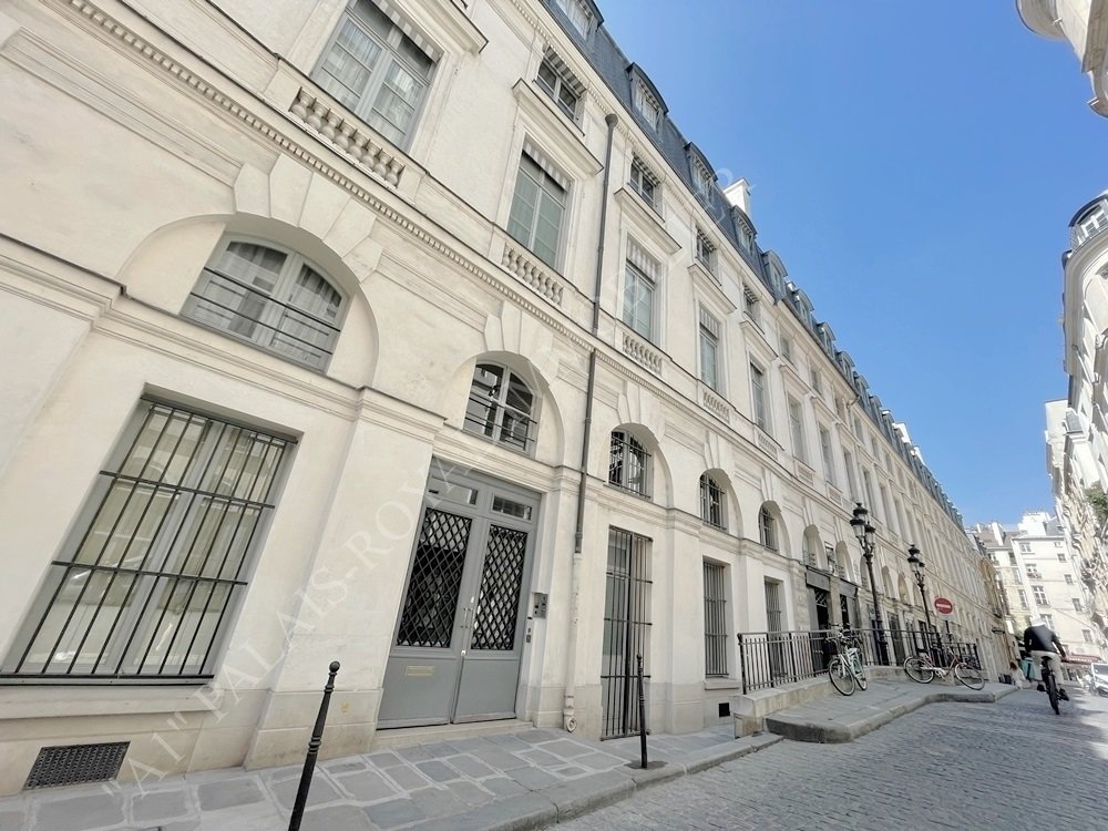 Paris 1er - Rue de Beaujolais / Jardin du Palais-Royal
Location Vide - Résidence secondaire
Appartement 43,45 m² - 2 pièces 
Immeuble de Standing - 3è étage - Ascenseur