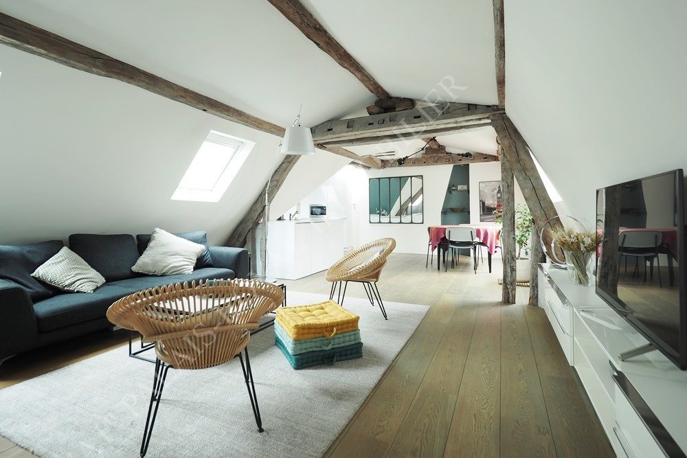 Paris 1er  – Danielle Casanova / Marché Saint-Honoré
 Au sein d’un Hôtel Particulier début XVIIIème siècle 
Appartement / Loft  4 pièces avec 2 chambres + douche + bains
Location meublée - 102m² pondérés - Au 4ème et dernier étage 
