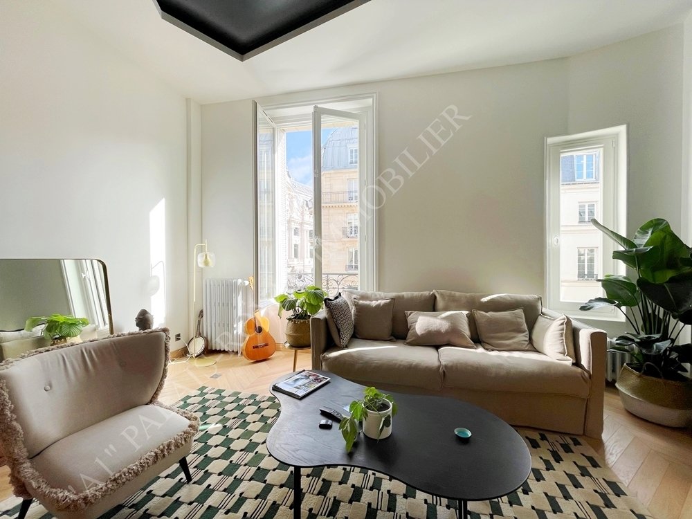 Paris 2ème - Choiseul / Quatre-Septembre 
Appartement d’architecte - Parfait état - Équipements de luxe
3 pièces traversant - 2 chambres + 2 Sdb + 2 wc
3ème étage avec ascenseur - Bel immeuble Haussmannien