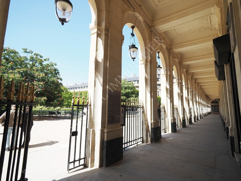 Paris 1er - Jardin du Palais-Royal
Sous les arcades et sur le jardin
Boutique d’angle à louer - Cession demandée
Grande surface linéaire de vitrine
Refaite à neuf
