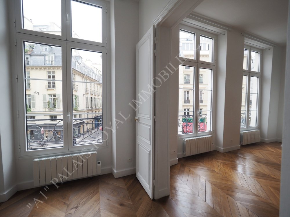 Paris 1er - Location vide
3 Fenêtres avec vue dégagée sur la Fontaine Molière
2 Pièces 40,40m² LC + Mezzanine
Refait à neuf - Hauteur sous plafond 3,40m
