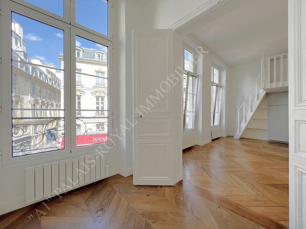 Paris 1er - Palais-Royal / Richelieu
Location Vide - Charmant 2 pièces + Mezzanine
Beaux volumes - Hauteur sous plafond 3,40m
3 grandes fenêtres - Vue dégagée sur Fontaine Molière
