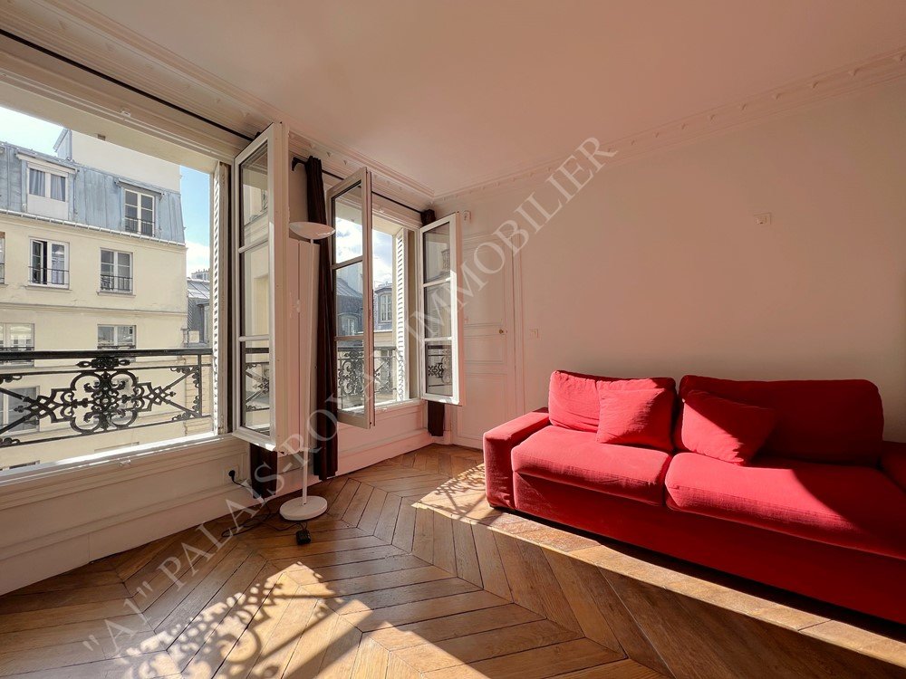 Paris 1er - Comédie Française / Richelieu
Au 4ème étage avec ascenseur - Charmant 2 pièces
4 grandes fenêtres sur cour calme - Plein soleil
Entièrement équipé - Bon état général