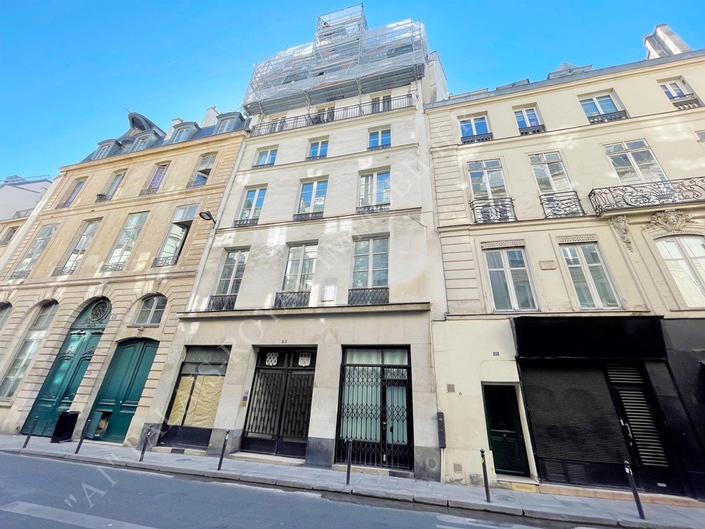 Paris 1er - Comédie Française / Richelieu
Appartement familial -  Au 3ème étage avec ascenseur
4 Pièces traversant - 3 chambres + 1 Sde + 1 Sdb - 
Cuisine entièrement équipée - Très bon état général