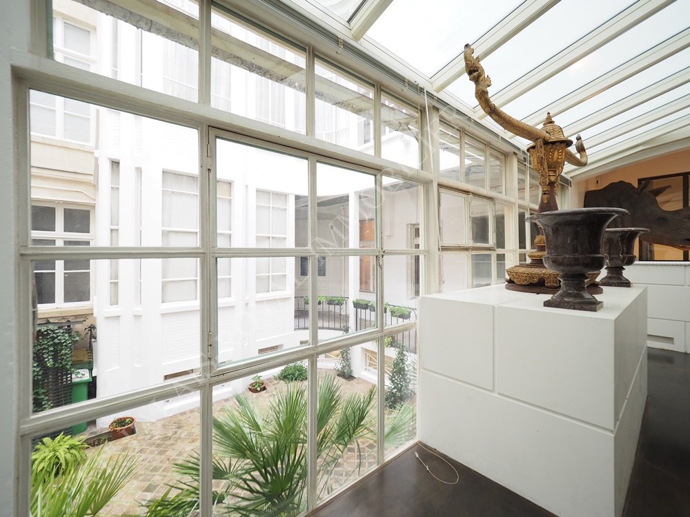 Paris 2ème – Sainte-Anne / Square Louvois
Immeuble ancien  XVIIIème siècle - 172m² - Entresol
Loft atypique avec grande verrière et baies vitrées
Prestations contemporaines
