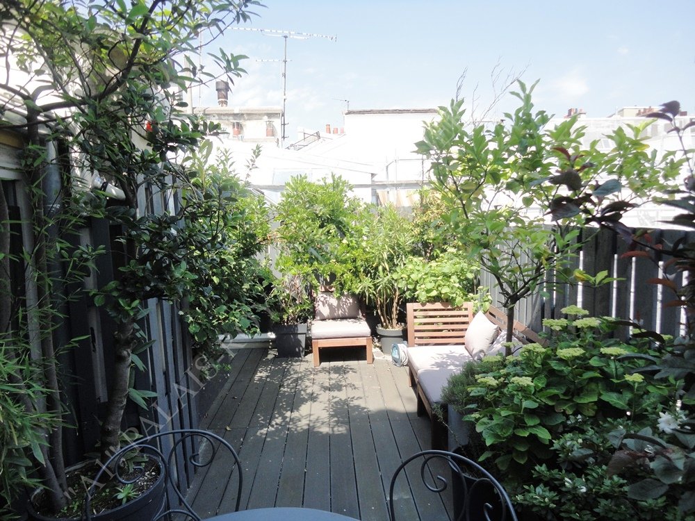 Paris 1er - Location vide - Saint-Honoré / Vendôme
Dans un bel immeuble XVIIIème siècle - Pierre de taille
4 pièces atypique en duplex - 2 chambres - Terrasse
Dernier étage avec ascenseur - Traversant
