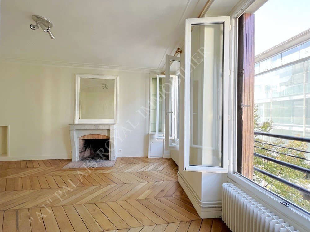 Paris 1er – Location vide  - 3 pièces 65 m² 
Vue sur Place du Marché Saint-Honoré
Très bon état général - 3è étage avec ascenseur
Beau classique - Parquets point de Hongrie - Cheminée 
