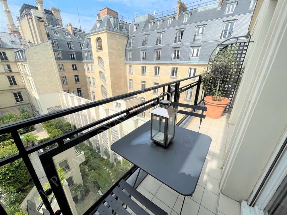 Paris 1er – Saint Honoré - Comédie Française
Location vide - Grand 2 pièces 72,13 m²  + balcon 3,59 m²
Vue sur cour jardin - Calme
Immeuble de grand standing - Ascenseur

