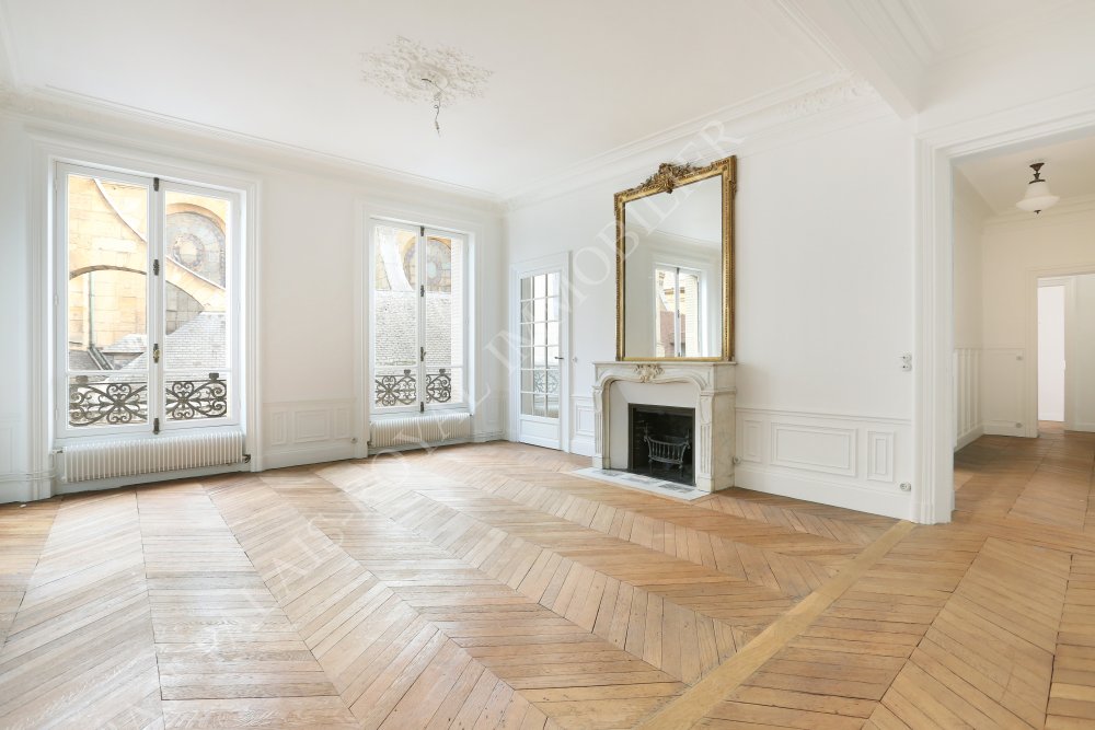 Paris 1er - Saint-Roch / Saint-Honoré 
3ème étage - Ascenseur- Clair - Calme
Emplacement d’exception - Appartement familial
Bien rare- 3 Chambres - 2 S. de bains - Parfait état
