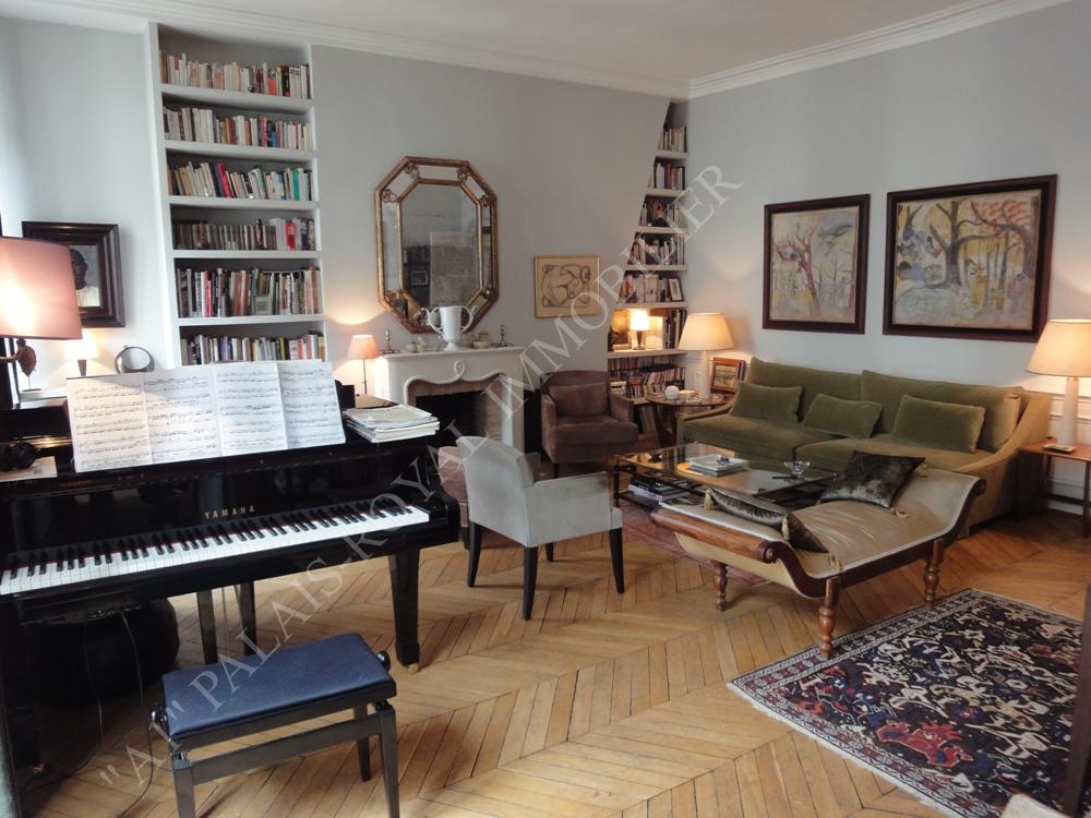 VENDU
PARIS 2ÈME
PROXIMITÉ MONTORGUEIL
DANS IMMEUBLE XVIIIème
TRÈS BEL APPARTEMENT TRAVERSANT
SALON 31 M² - BELLE HSP : 3,20 M