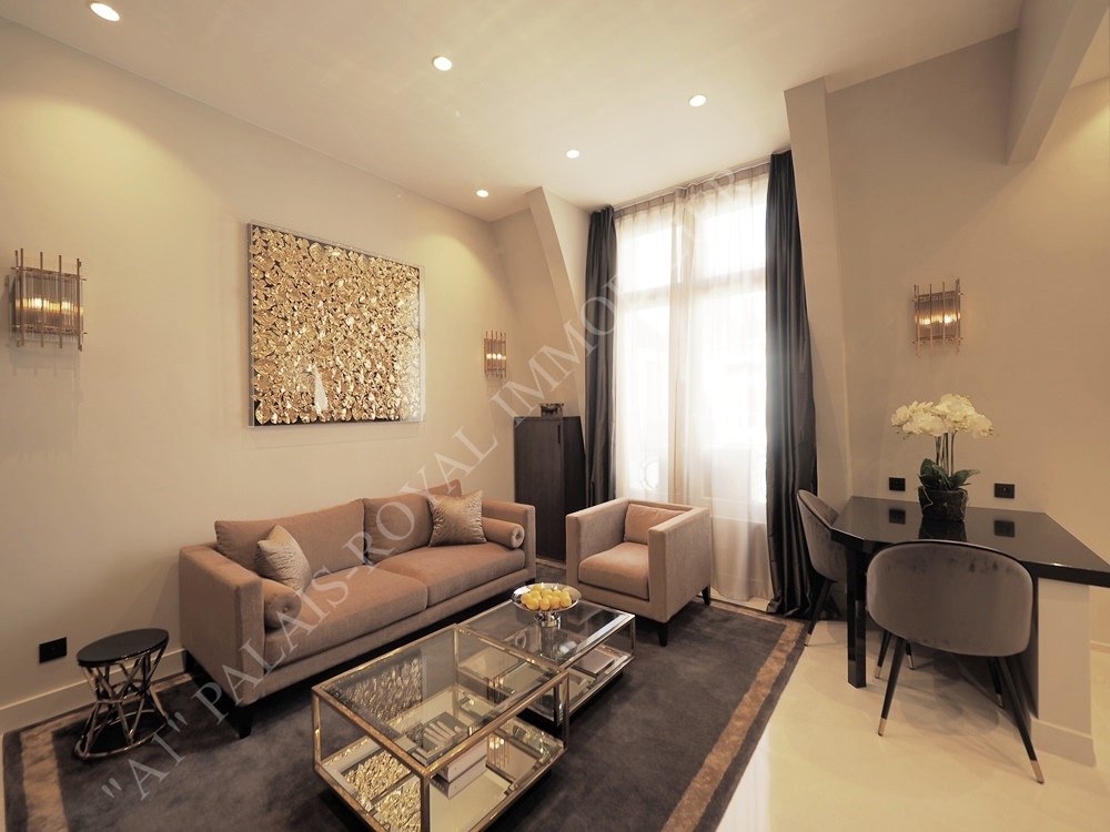 Paris 8ème – Avenue des Champs Élysées
Immeuble standing - Façade Pierre de Taille du XIXème siècle  
Grand Studio contemporain rénové par architecte 
38m² Loi Carrez - Ascenseur - Pied à Terre de luxe
Prestations haut de gamme - Parfait état
