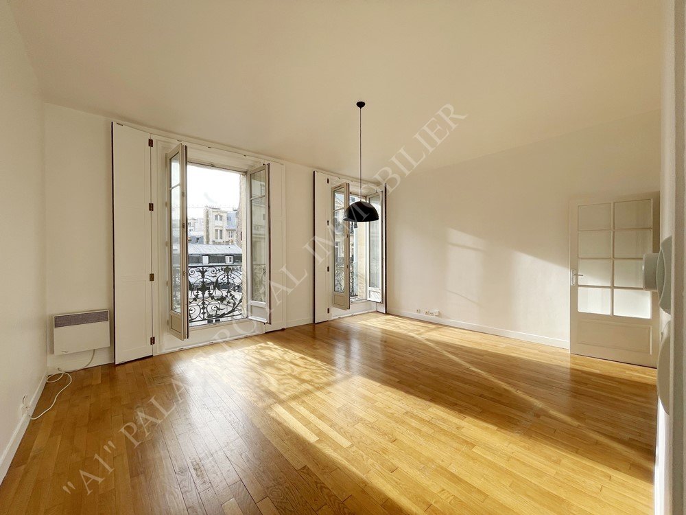 Paris 8ème – Proximité Place Saint-Philippe du Roule
Appartement de 37 m² - 4è étage avec ascenseur
Immeuble XIXème siècle - Belles parties communes
Vue dégagée - 2 portes fenêtres sur 2 balcons  
