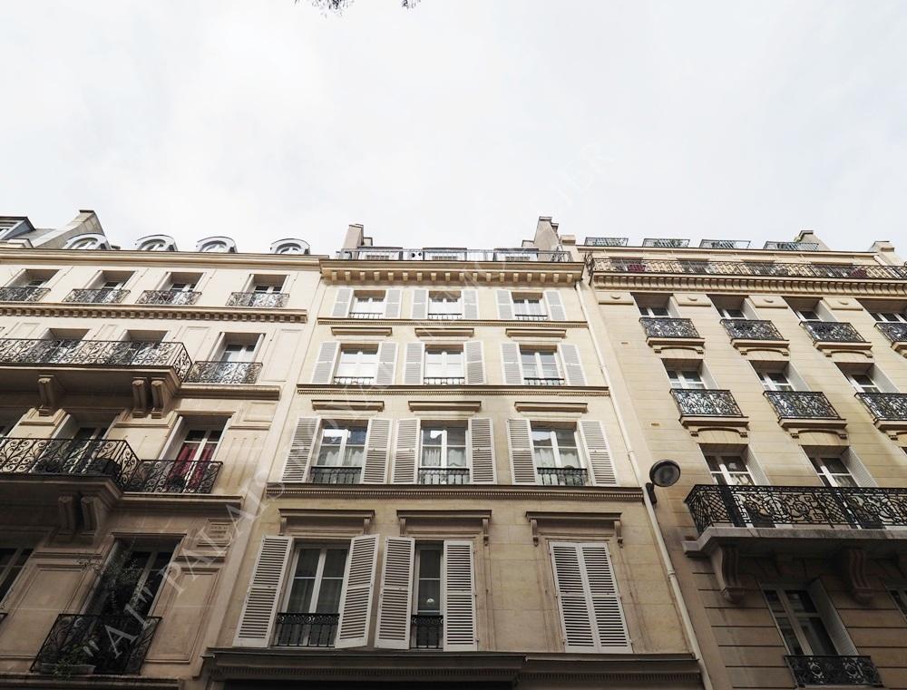 PARIS 9ÈME – PROCHE PLACE ST-GEORGES
IMMEUBLE P.DE TAILLE - 4ÈME ÉT.ASCENSEUR
3/4 PIÈCES – TRAVAUX À PRÉVOIR