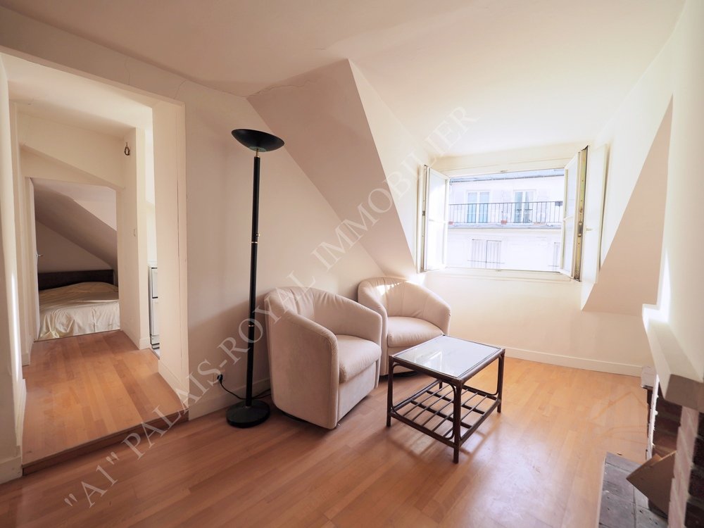 Paris 1er – Palais-Royal / Comédie Française
Immeuble XVIIIe siècle - Dernier étage - Ascenseur
Charmant 2 pièces sur rue - 3 fenêtres orientées sud-est
Appartement ensoleillé - Dégagements sur toits et ciel

