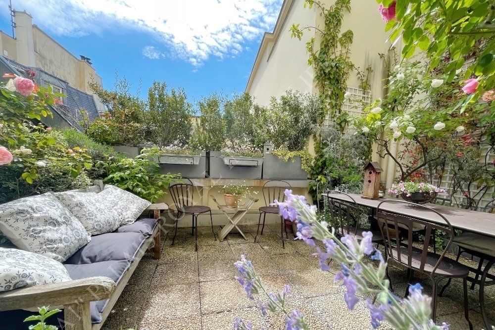 Paris 2ème – Place des Victoires / Marché Montorgueil
Immeuble XVIIème - 3ème et derniers étages 
Appartement / Loft (151,84 m² sol) + Terrasse 20m² 
Vues toits et ciel - Volumes atypiques - Calme - Plein soleil
