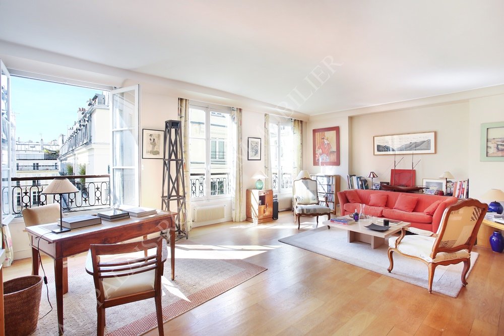 Paris 2ème - Palais-Royal / Square Louvois 
Immeuble XIXème siècle  -  4ème étage ascenseur 
Appartement 116,18 m² - Vues dégagées sur rue et ciel 
Traversant - Calme - 10 fenêtres ensoleillées 

