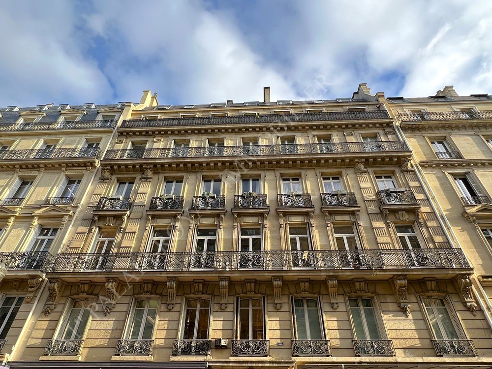 Paris 1er – Pyramides / Tuileries
Charmant 2 pièces - Calme sur cour - Plein soleil
Au 6ème et dernier étage - Vue dégagée sur ciel et toits 
Bel Immeuble Haussmannien - Parfait état
