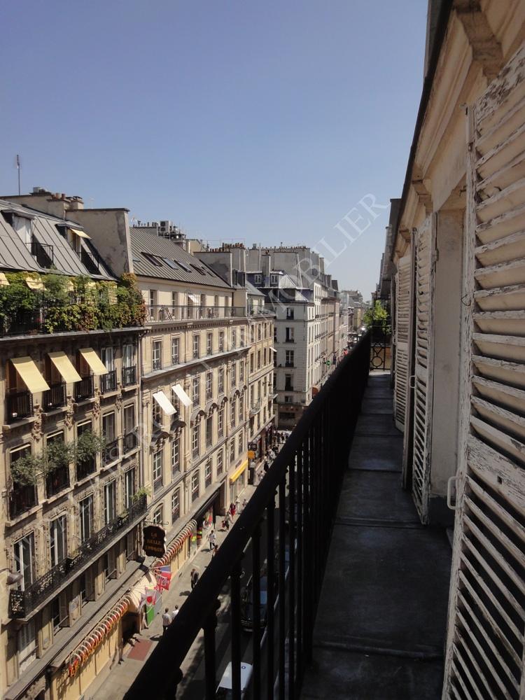 VENDU
PARIS 1ER
PETITS-CHAMPS / OPÉRA
DANS IMMEUBLE ANCIEN XVIIIème
APPARTEMENT D’ANGLE AVEC BALCON
8 FENÊTRES SUR RUE
