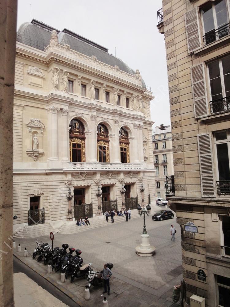 VENDU
PARIS 2EME
VUE SUR OPÉRA COMIQUE
ETAGE NOBLE - 3,60 m s/s plafond
BEAU VOLUME - 45m²