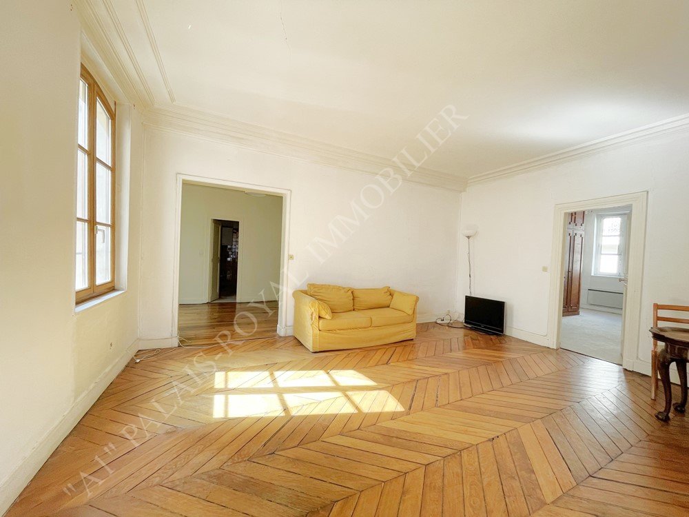 Paris 2ème – Petits-Pères / Bourse
Bel Immeuble XVIIIème - Au 3ème étage
Appartement familial - Traversant - 3 chambres
Prestations anciennes - Beau potentiel
