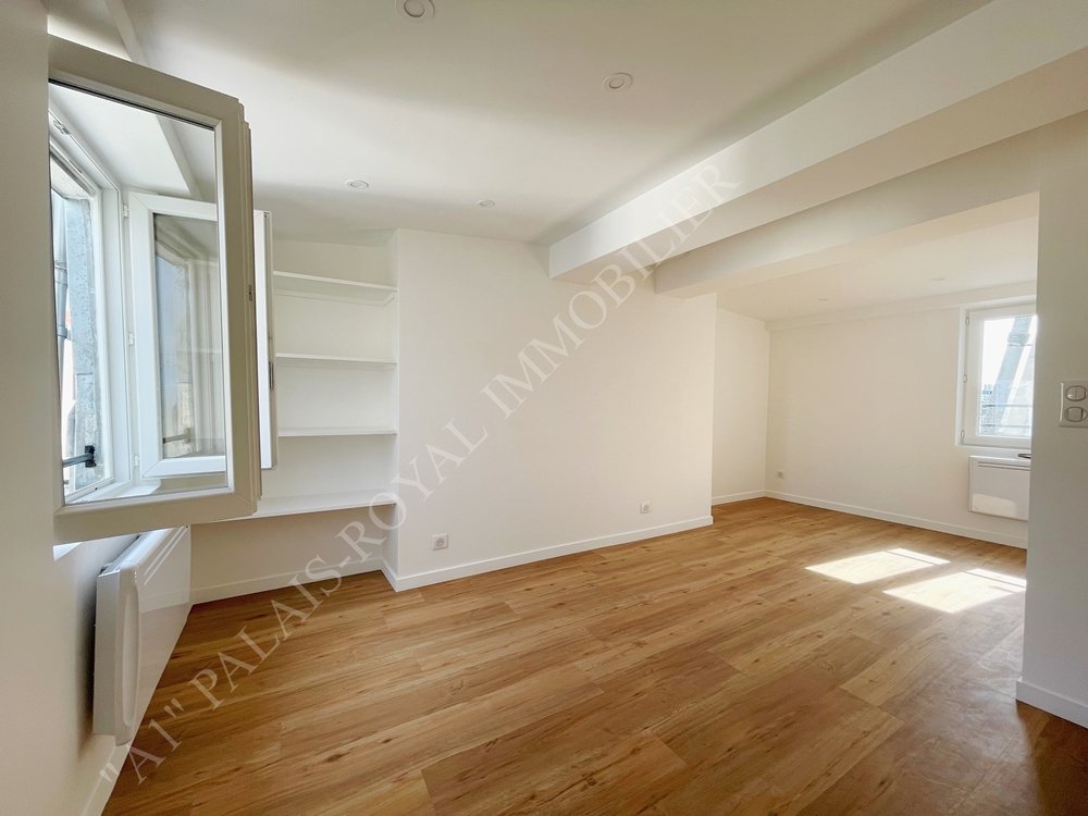 Paris 1er – Tuileries / Concorde 
Emplacement de 1er ordre - Bel immeuble Pierre de Taille XIXème 
7ème étage avec ascenseur  jusqu’au 6ème étage - Vue dégagée 
Chambre de service à vendre : 14,21 m² 
