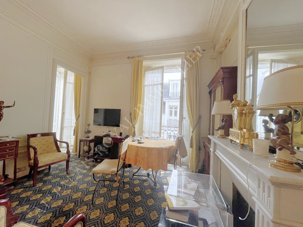 Paris 2ème - Place Vendôme / Rue de la Paix
Surface Rare - 2 pièces 36,21 m² - Idéal Pied à terre 
5ème étage - Ascenseur - Calme et ensoleillé 
Immeuble Pierre de Taille XIXème siècle - Grand Standing 
