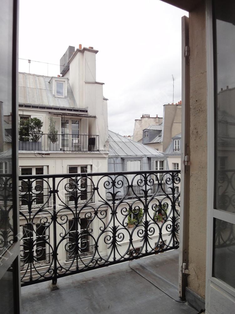PARIS 1ER - CŒUR DE PARIS
BEL IMMEUBLE XIXè PDT
STUDIO AVEC BALCON / ASCENSEUR
JOLIE VUE SUR CIEL ET TOITS
