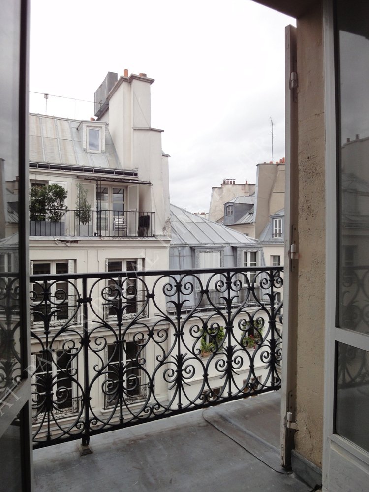 PARIS 1ER - CŒUR DE PARIS 
BEL IMMEUBLE XIXè PDT
STUDIO AVEC BALCON / ASCENSEUR 
JOLIE VUE SUR CIEL ET TOITS 
