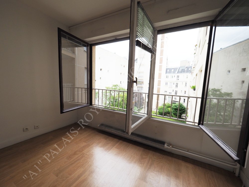 PARIS 9ème - CADET / ROCHECHOUART
IMMEUBLE RÉCENT 1970  - ASCENSEUR
GRAND STUDIO 37,47 m² - CALME SUR JARDIN
IDÉAL PIED À TERRE
