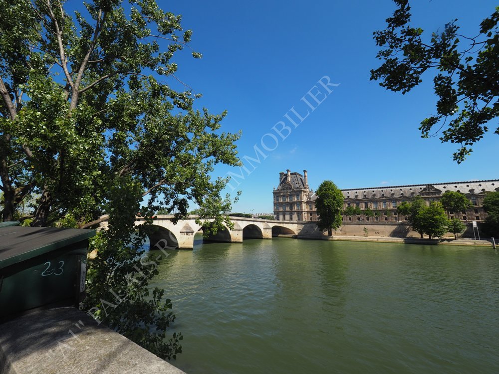 PARIS 7ème – RUE DE LILLE
À TOUTE PROXIMITÉ DES QUAIS DE SEINE
IMMEUBLE XVIIème SIÈCLE - 2ème ÉTAGE  
CHARMANT PIED À TERRE - 45m²
