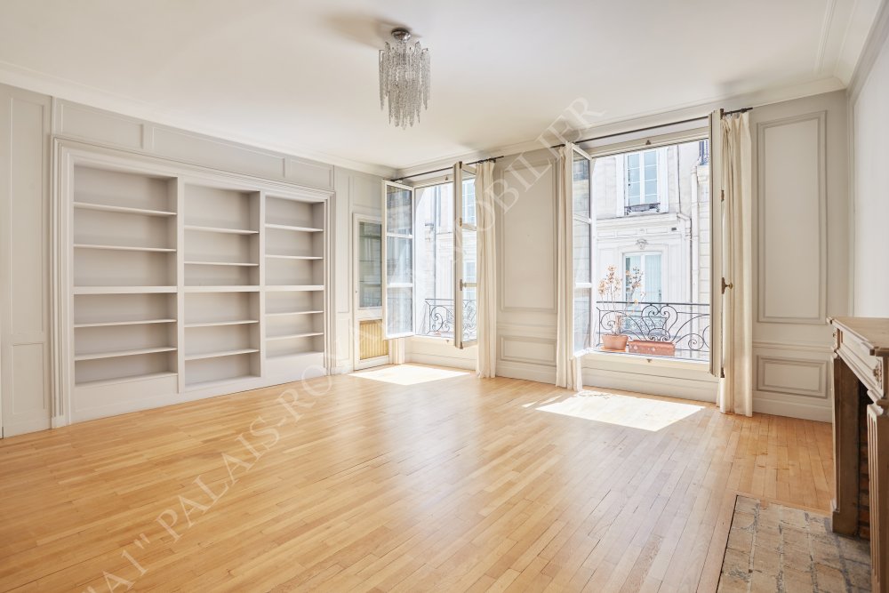 Paris 2ème – Petits-Champs / Palais-Royal
Immeuble XVIIème siècle - Beau Classique Traversant
3 Pièces 99,94 m² - 3ème étage - 2 Chambres
Parquets - Moulures - Cheminée - Volume - Soleil
