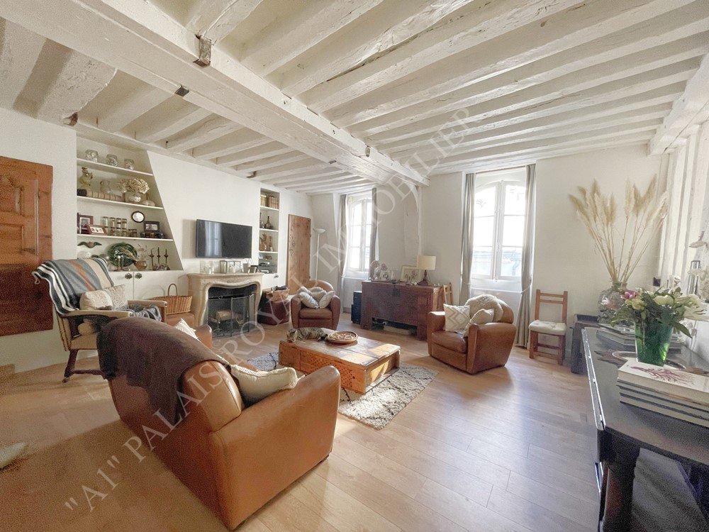 Paris 1er – Saint-Honoré / Saint-Eustache
Appartement familial de caractère - 4 chambres
Traversant sur rue calme et sur large cour
4ème étage - Bel immeuble XVIIIème siècle
