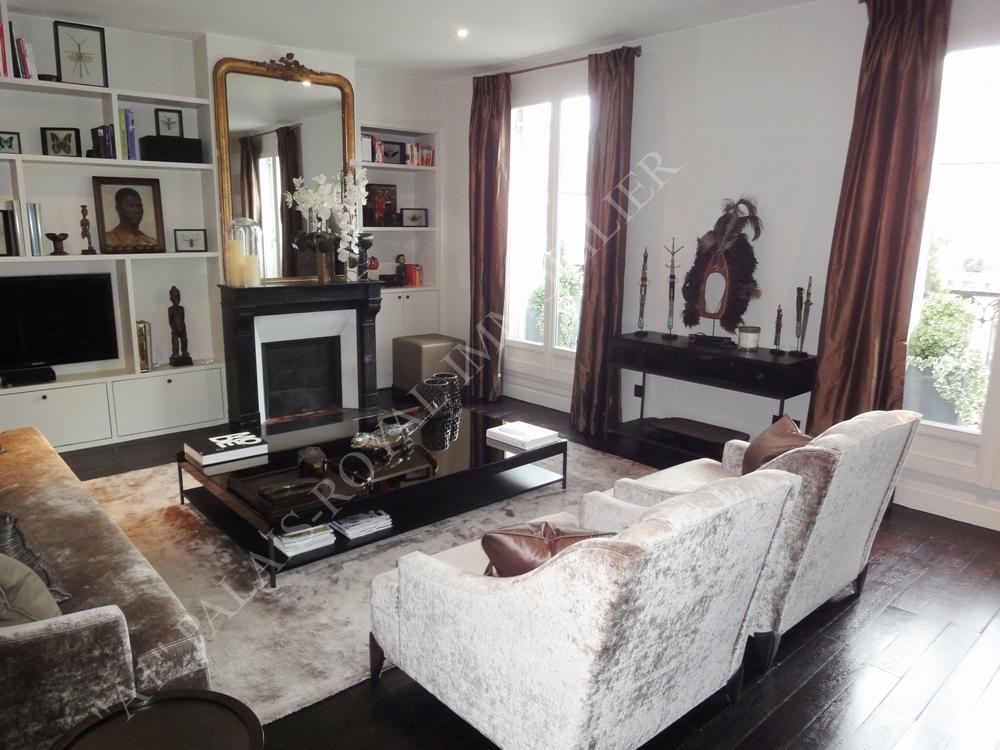VENDU
PARIS 2EME
ENTRE LA PLACE DES VICTOIRES ET MONTORGUEIL
SUPERBE APPARTEMENT
Rénovation de qualité
VUE DÉGAGÉE - BALCON FILANT