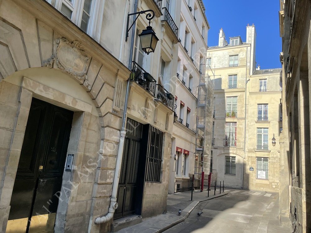 Paris 1er – Pont Neuf / Saint-Germain l’Auxerrois
Surface Rare - Studio 28m² - 4 grandes fenêtres
Au 2ème étage - Sur rue calme - Orientations Sud / Est
Immeuble XVIIème siècle en pierre
