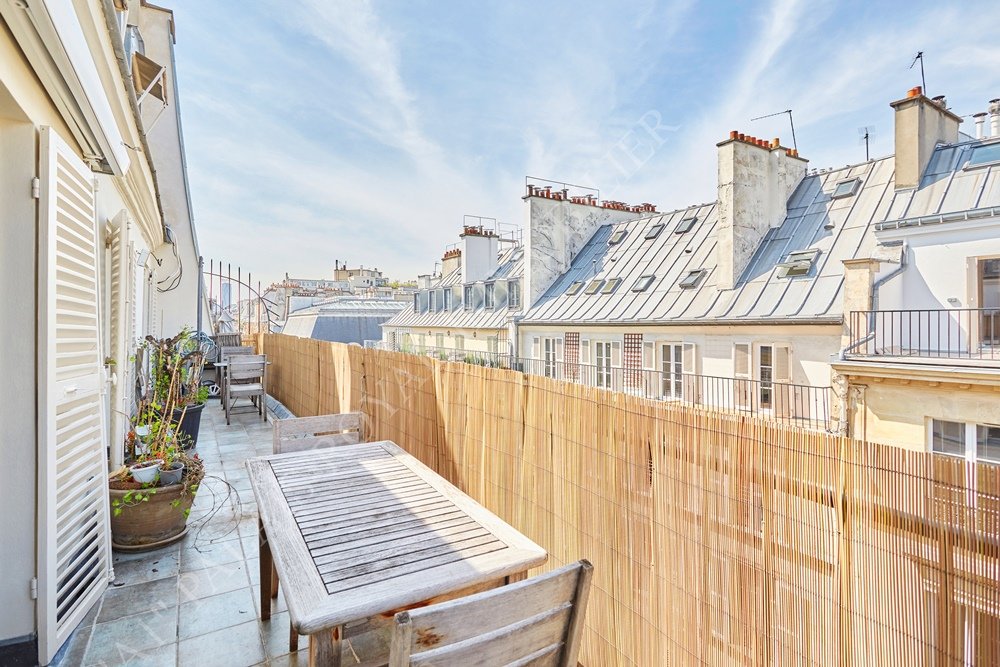 Paris 2ème – Sainte-Anne / Louvois 
Immeuble XVIIIème siècle - Derniers étages - Vues toits et ciel 
Duplex 130 m² pondérés + Balcon / Terrasse 18,62 m²
5 Pièces - 3 chambres - Expositions Est /Ouest 
