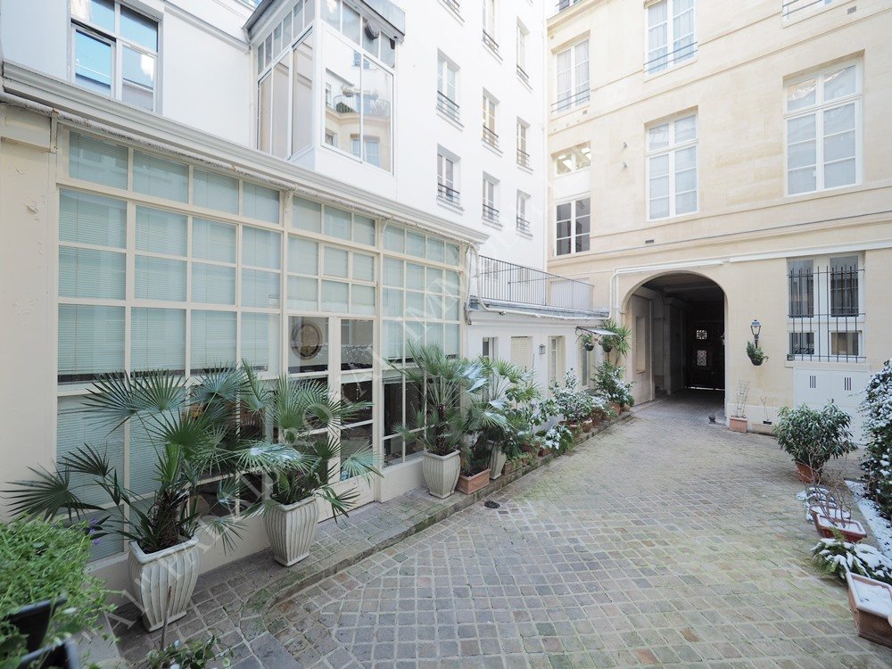 Paris 2ème – Sainte-Anne / Square Louvois
Bel immeuble ancien XVIIIème siècle - Sur grande cour pavée - Appartement en Souplex - 3/4 pièces principales - Surface pondérés 62,64 m² - 9 fenêtres sur cour