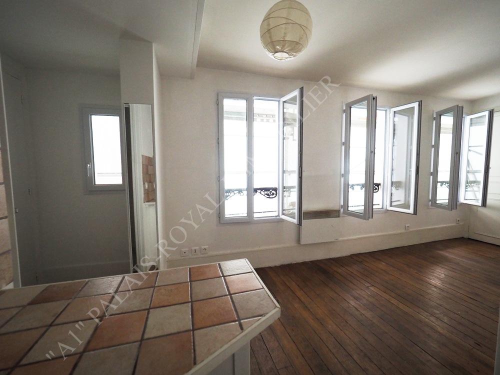 PARIS 1ER
SAINT-HONORÉ – CAMBON
STUDIO AU CALME SUR COUR
SÉJOUR AVEC 3 GRANDES FENÊTRES