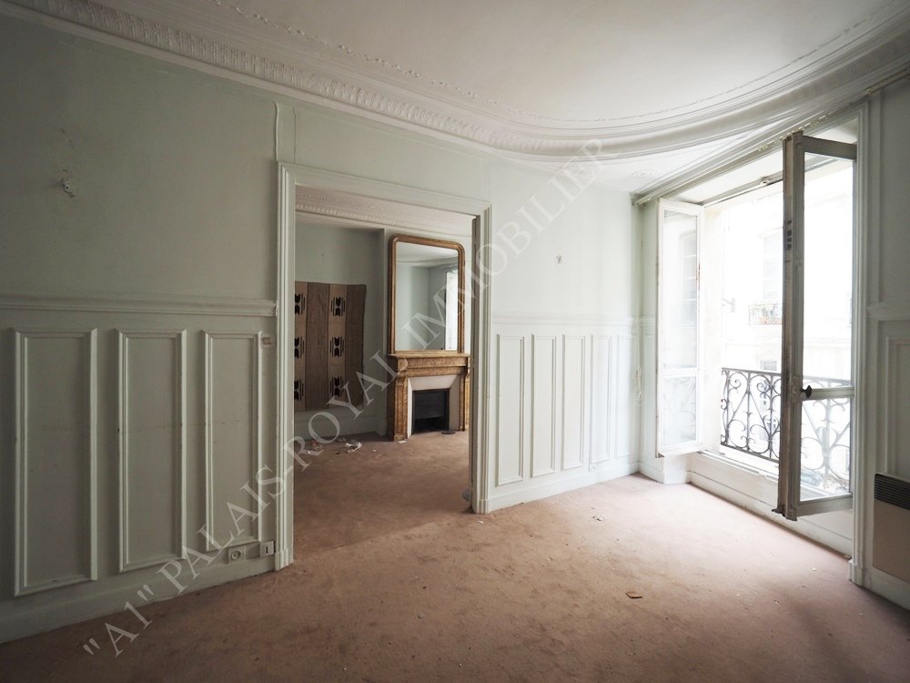 PARIS 1ER – À DEUX PAS DE LA FONDATION PINAULT
CHARMANT CLASSIQUE - 2 PIÈCES 46 m² 
BELLE FAÇADE EN PIERRE DE TAILLE
SUR RUE CALME ET RECHERCHÉE
