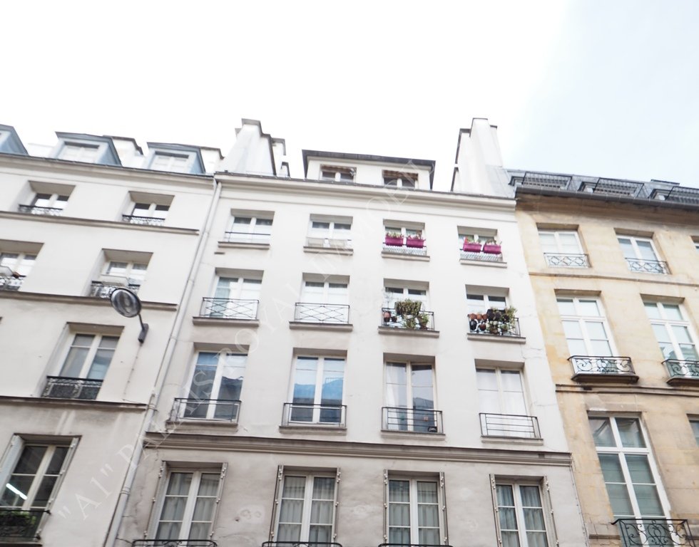 PARIS 1ER - SAINTE-ANNE / THÉRÈSE
STUDIO 17,40 m² - 2ème étage
HSP 2,80m - Travaux à prévoir 
2 FENÊTRES SUR RUE – EXPOSITION EST
