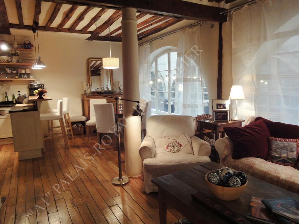 VENDU
PARIS 2ÈME - LIMITE 1ER
AU CŒUR DE PARIS
APPARTEMENT AVEC BEAUX VOLUMES
DONNANT SUR GALERIE ET COUR
BELLES PRESTATIONS
