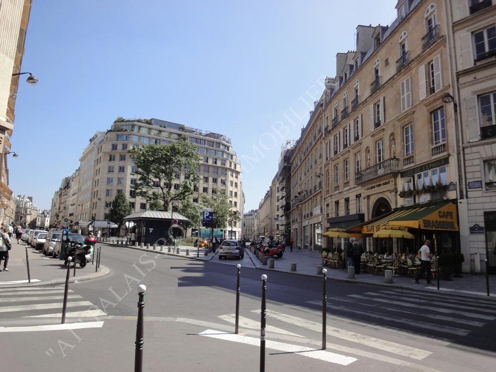 VENDU
PARIS 1ER – LOUVRE /VICTOIRES
IMMEUBLE RÉCENT 1970
VUE PLEIN CIEL – 8ème ÉTAGE - ASCENSEUR
GRAND STUDIO 30,60 m² - PLEIN OUEST