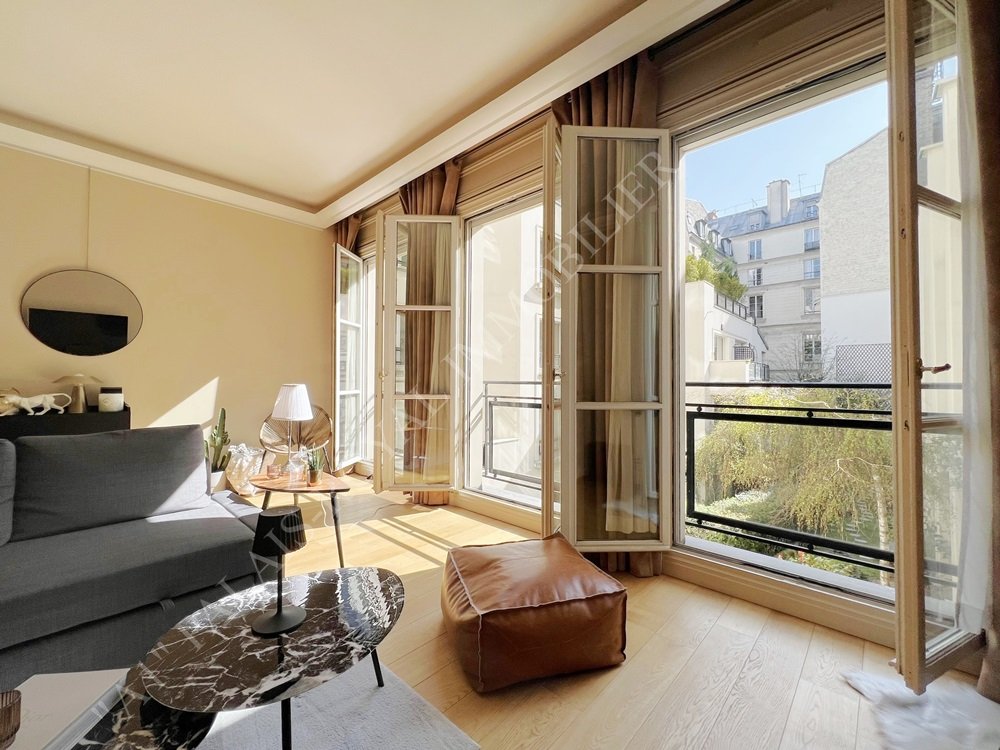Paris 1er – Saint-Honoré - Tuileries
Immeuble grand standing réhabilité - Façade du XVIIIème siècle
Appartement spacieux - 123 m² - Ascenseur - Vue sur jardin arboré
Parfait état - Séjour 43m² + 2 chambres + 2 s.d’eau