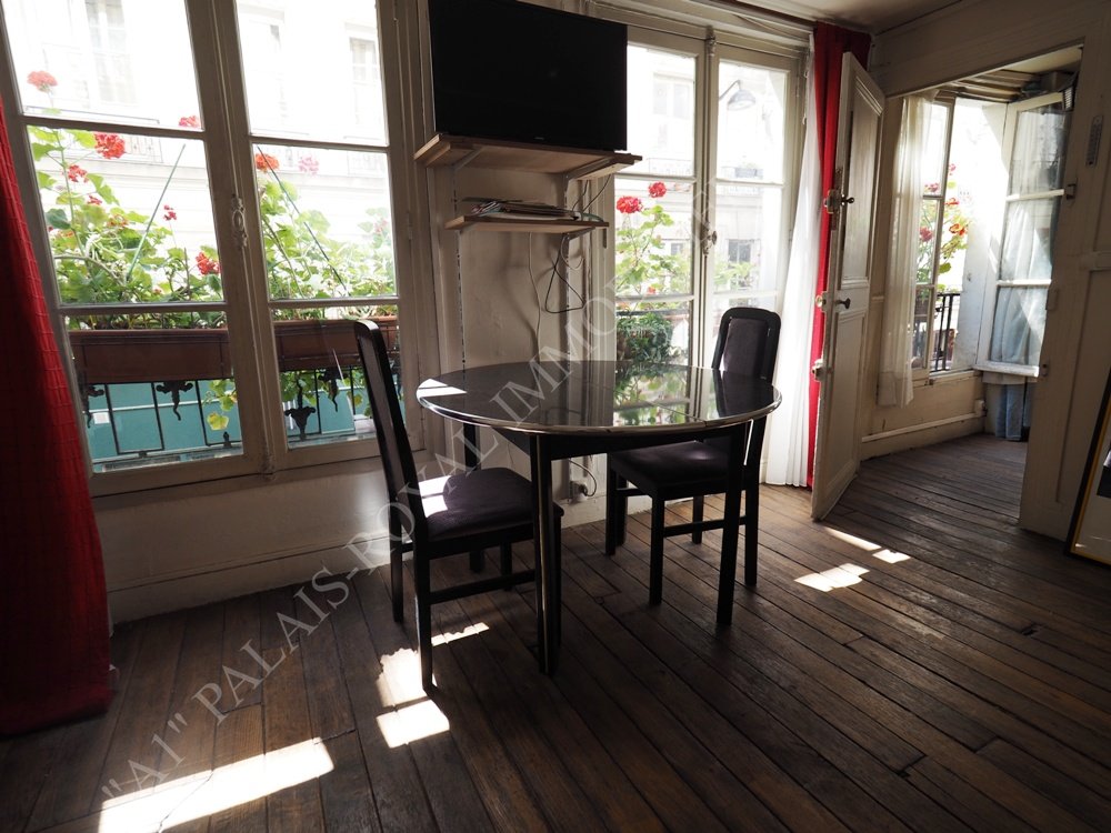 PARIS 2ème – LIMITE 1er
A DEUX PAS DU SQUARE LOUVOIS
STUDIO SUR RUE CALME
3 FENÊTRES – PLEIN SUD
TRAVAUX À PRÉVOIR
