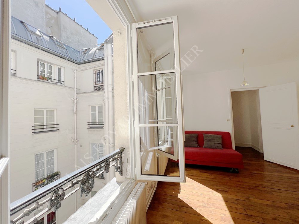 Paris 2ème – Sainte-Anne / Square Louvois
 Immeuble XIXème siècle - Duplex aux 4e et 5e étages
2 chambres - Séjour 26 m² - 2 portes palières 
Beau potentiel -  Sur cour principale - Calme - Soleil
