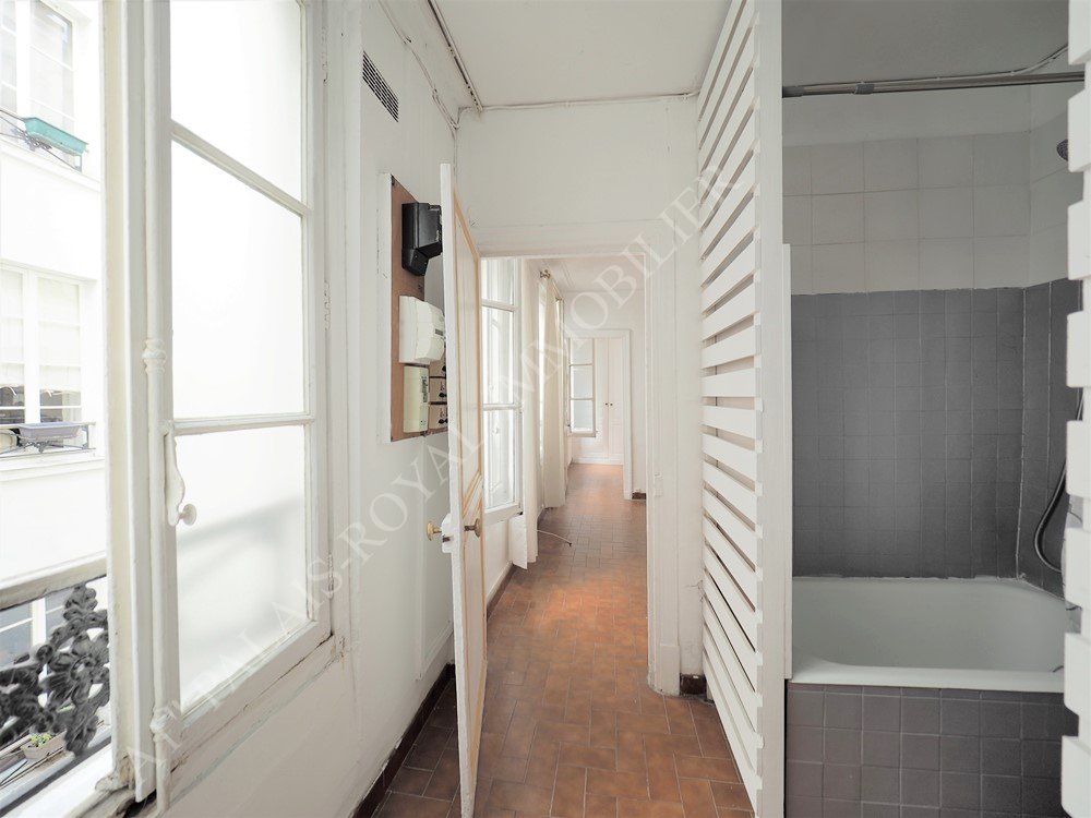 Paris 1er – Comédie Française / Saint-Honoré
Emplacement recherché - Au 3ème étage sur cour pavée
2 pièces avec beau potentiel - Distribution optimisée
4 fenêtres plein Ouest - Travaux à prévoir