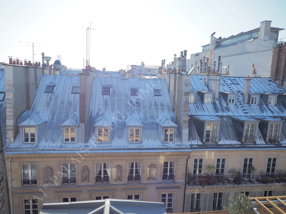 Paris 1er – Tuileries / Concorde 
Emplacement de 1er ordre
Chambre 8,30m² LC (10,81m² au sol) - Vue plein soleil  
Bel immeuble Pierre de Taille XIXème - 7ème étage Ascenseur  
