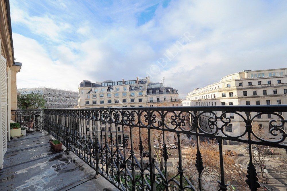 Paris 1er – Palais-Royal / Véro-Dodat 
Rare - Appartement traversant - Vues dégagées sur Place arborée 
4 pièces - 92 m² + 16 m² Balcons/terrasse plein soleil  
Bel immeuble Pierre de Taille ravalé - 5ème étage Ascenseur
