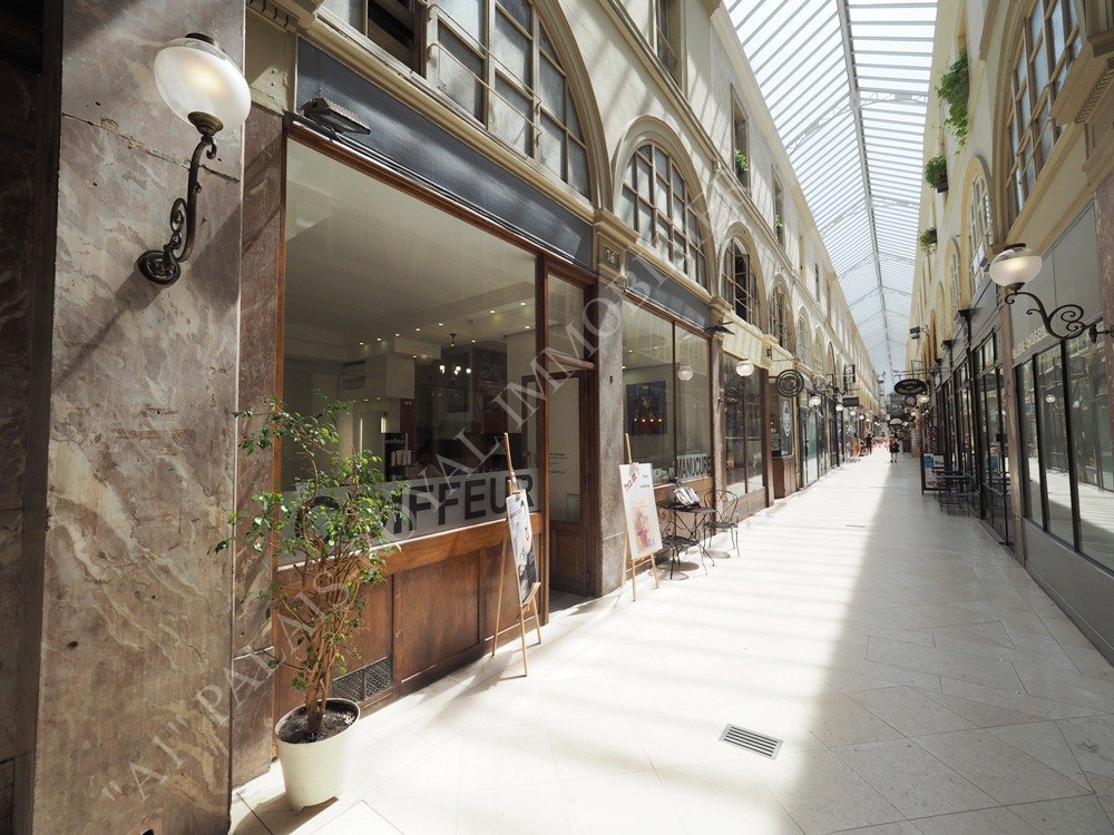 Paris 2ème – Passage Choiseul
Accès par Galerie historique rénovée
3 Pièces - Traversant - 2 Chambres 
Beau potentiel - 2 lots réunis avec 2 entrées
Possibilité de séparer en 2 appartements 

